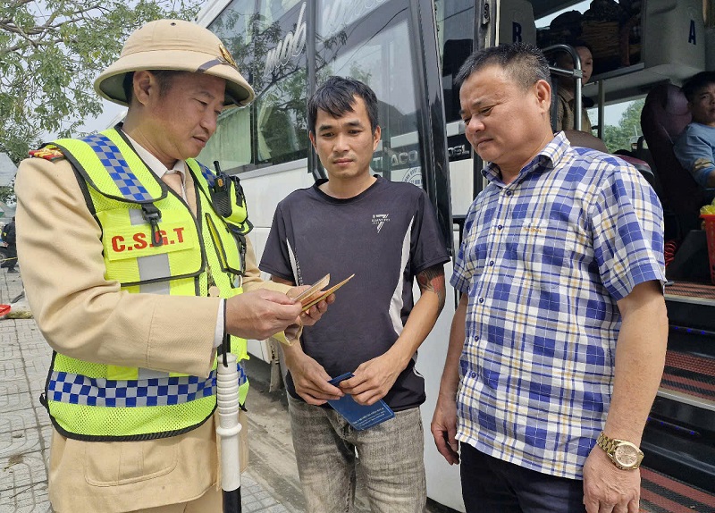 Dịp cận Tết Nguy&ecirc;n đ&aacute;n Ất Tỵ lưu lượng phương tiện vận tải h&agrave;nh kh&aacute;ch tăng cao, c&aacute;c phương &aacute;n đảm bảo trật tự an to&agrave;n giao th&ocirc;ng được tăng cường