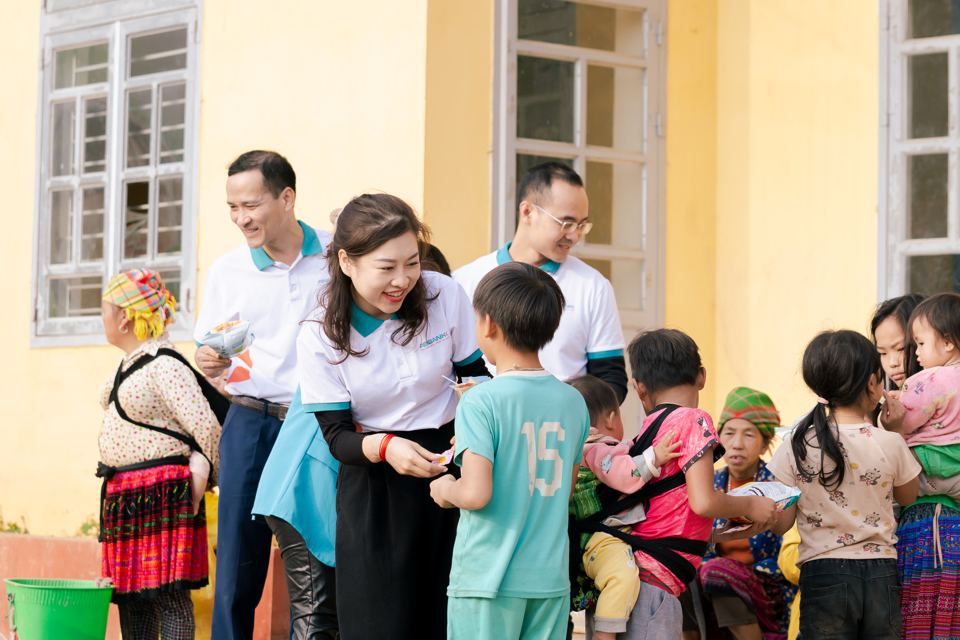 T&igrave;nh nguyện vi&ecirc;n Tết An B&igrave;nh tặng qu&agrave;, tr&ograve; chuyện c&ugrave;ng người d&acirc;n v&agrave; c&aacute;c em nhỏ tại nh&agrave; văn h&oacute;a th&ocirc;n Giao L&acirc;u, x&atilde; P&aacute; Lau.