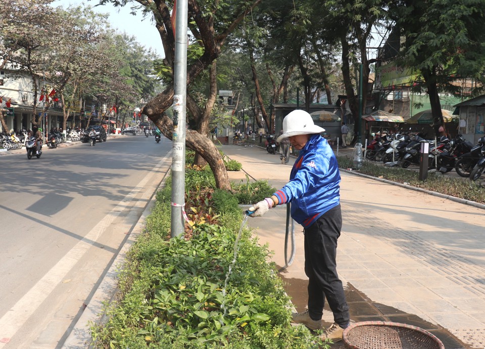 C&ocirc;ng nh&acirc;n thực hiện chăm s&oacute;c dải bồn c&acirc;y xanh được bố tr&iacute; dọc to&agrave;n tuyến tạo h&agrave;ng r&agrave;o ''mềm'' ngăn c&aacute;ch ranh giới C&ocirc;ng vi&ecirc;n Tuổi trẻ Thủ đ&ocirc; với h&egrave; phố, đường giao th&ocirc;ng