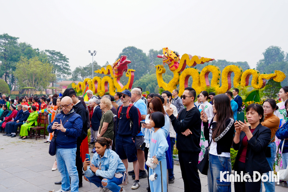 Đ&ocirc;ng đảo người d&acirc;n v&agrave; du kh&aacute;ch nước ngo&agrave;i tới tham dự&nbsp;tr&igrave;nh diễn t&aacute;i hiện nghi lễ &ldquo;tống cựu nghinh t&acirc;n&rdquo; tại Khu di sản Ho&agrave;ng th&agrave;nh Thăng Long &ndash; H&agrave; Nội.