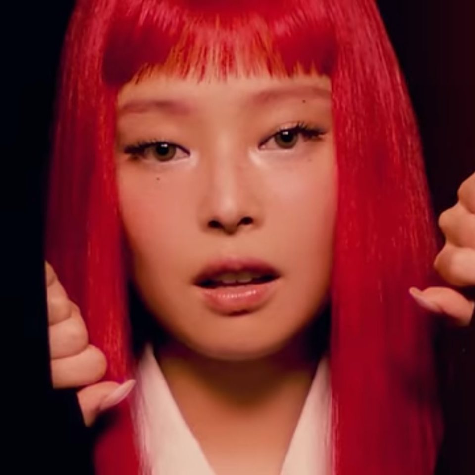 Tr&ecirc;n k&ecirc;nh YouTube ch&iacute;nh thức, Jennie đăng tải trailer đầu ti&ecirc;n cho album &ldquo;Ruby&rdquo;. Trong đ&oacute;,&nbsp;nữ ca sĩ&nbsp;h&eacute; lộ nhiều tạo h&igrave;nh ấn tượng, nổi bật nhất l&agrave; h&igrave;nh ảnh c&ocirc; g&aacute;i với m&aacute;i t&oacute;c m&agrave;u đỏ rực.