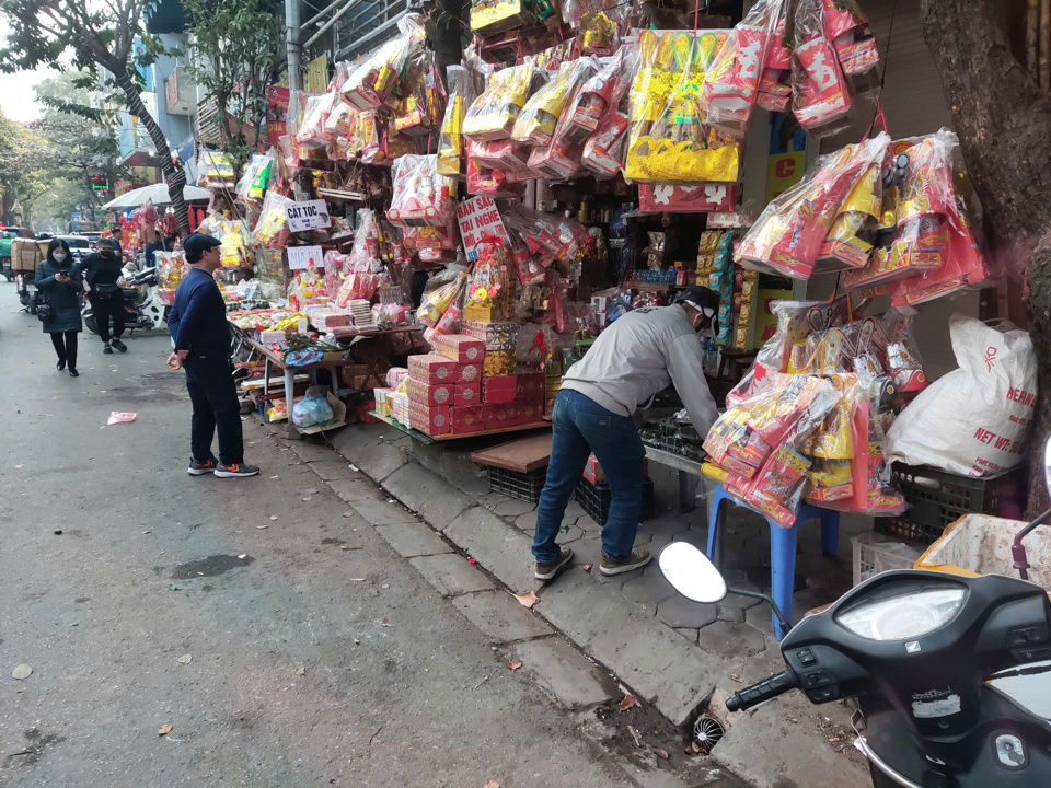 Theo l&atilde;nh đạo phường Mai Dịch, t&igrave;nh trạng lấn chiếm vỉa h&egrave; l&agrave;m nơi kinh doanh khu vực chợ Mai Dịch b&ugrave;ng ph&aacute;t v&agrave;o những ng&agrave;y cuối năm khi nhu cầu mua b&aacute;n của người d&acirc;n tăng cao.