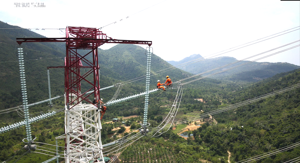 Thay c&aacute;ch điện vỡ tại vị tr&iacute; 49, đường d&acirc;y 500kV V&acirc;n Phong - Thuận Nam. Ảnh: H&ugrave;ng Anh