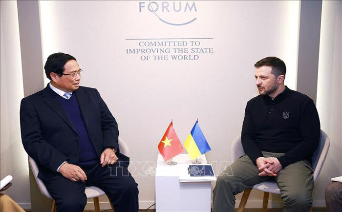 Thủ tướng Phạm Minh Ch&iacute;nh gặp Tổng thống Ukraine Volodymyr Zelensky. Ảnh: TTXVN