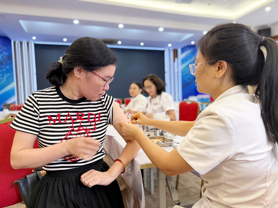 Để ph&ograve;ng chống c&aacute;c loại c&uacute;m, người d&acirc;n n&ecirc;n &nbsp;thường xuy&ecirc;n ti&ecirc;m vaccine c&uacute;m h&agrave;ng năm.