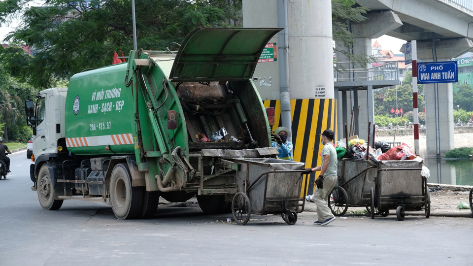 Thu gom r&aacute;c thải sinh hoạt tr&ecirc;n địa b&agrave;n quận Đống Đa, H&agrave; Nội. Ảnh: Phạm H&ugrave;ng