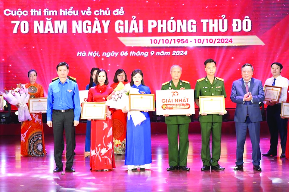 Ph&oacute; B&iacute; thư Thường trực Th&agrave;nh uỷ Nguyễn Văn Phong trao giải cho đội gi&agrave;nh Giải Nhất Cuộc thi t&igrave;m hiểu về chủ đề 70 năm Ng&agrave;y Giải ph&oacute;ng Thủ đ&ocirc; do Ban Tuy&ecirc;n gi&aacute;o Th&agrave;nh ủy H&agrave; Nội phối hợp với Th&agrave;nh đo&agrave;n H&agrave; Nội thực hiện tr&ecirc;n nền tảng số.