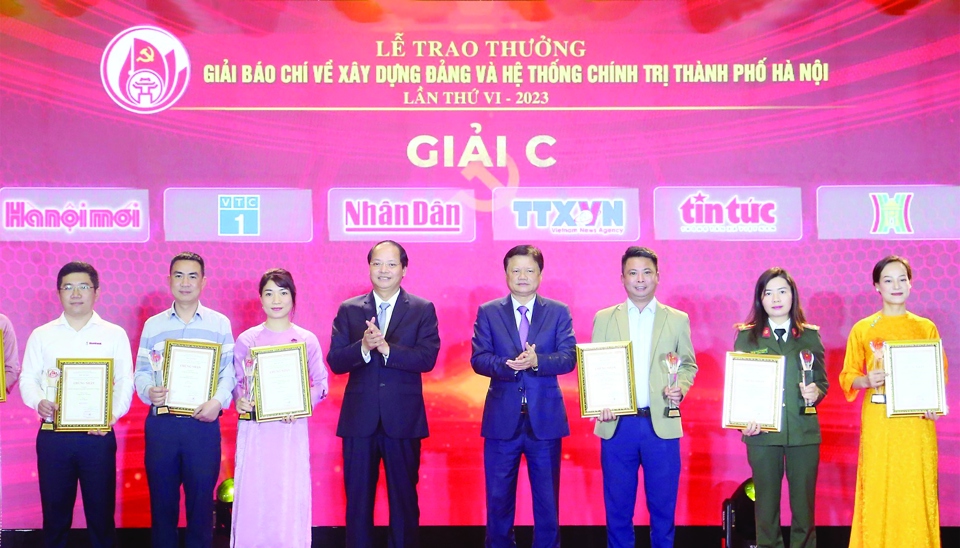 Ph&oacute; B&iacute; thư Thường trực Th&agrave;nh uỷ Nguyễn Văn Phong trao giải cho đội gi&agrave;nh Giải Nhất Cuộc thi t&igrave;m hiểu về chủ đề 70 năm Ng&agrave;y Giải ph&oacute;ng Thủ đ&ocirc; do Ban Tuy&ecirc;n gi&aacute;o Th&agrave;nh ủy H&agrave; Nội phối hợp với Th&agrave;nh đo&agrave;n H&agrave; Nội thực hiện tr&ecirc;n nền tảng số.