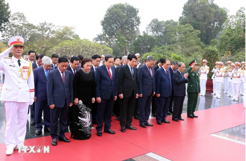 Đo&agrave;n đại biểu L&atilde;nh đạo, nguy&ecirc;n L&atilde;nh đạo Đảng, Nh&agrave; nước tưởng niệm c&aacute;c Anh h&ugrave;ng liệt sỹ. (Ảnh: Phạm Ki&ecirc;n/TTXVN)