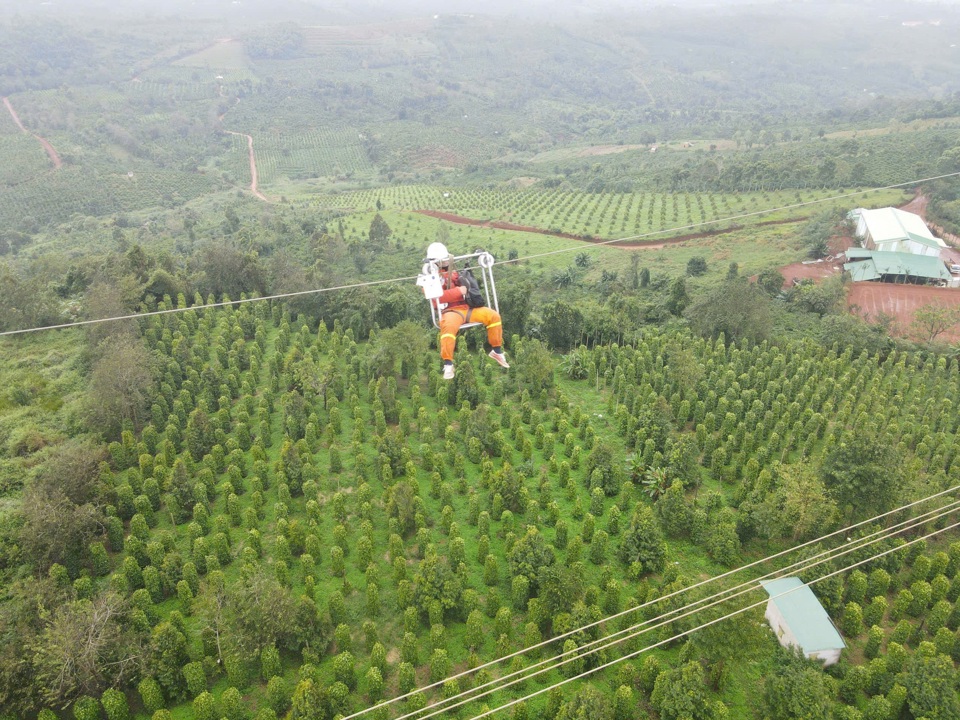 Kiểm tra, bảo dưỡng thiết bị v&agrave; xử l&yacute; c&aacute;c tồn tại phần mang điện của đường d&acirc;y 500kV Xu&acirc;n Thiện &ndash; Chơn Th&agrave;nh.