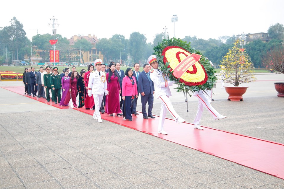 Đo&agrave;n đại biểu TP H&agrave; Nội v&agrave;o Lăng viếng Chủ tịch Hồ Ch&iacute; Minh.