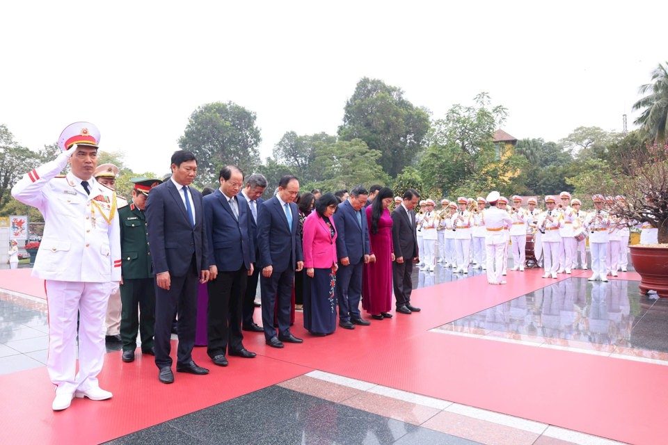 Đo&agrave;n đại biểu TP H&agrave; Nội tưởng niệm c&aacute;c Anh h&ugrave;ng liệt sĩ.&nbsp;