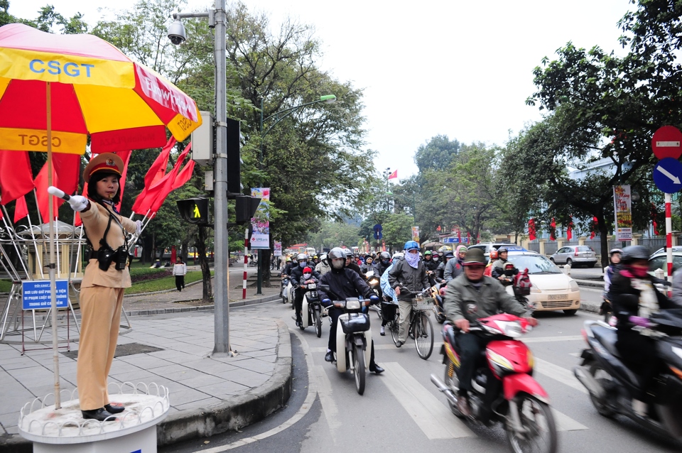 Cảnh s&aacute;t giao th&ocirc;ng C&ocirc;ng an H&agrave; Nội điều tiết giao th&ocirc;ng tr&ecirc;n phố Cửa Nam. Ảnh: Hải Linh