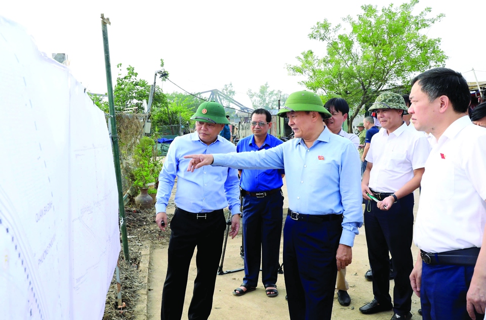 Đo&agrave;n gi&aacute;m s&aacute;t của HĐND TP H&agrave; Nội về c&ocirc;ng t&aacute;c quy hoạch, quản l&yacute; đất đai, trật tự x&acirc;y dựng khu vực b&atilde;i s&ocirc;ng, ngo&agrave;i đ&ecirc; tr&ecirc;n địa b&agrave;n quận Ba Đ&igrave;nh khảo s&aacute;t thực địa.