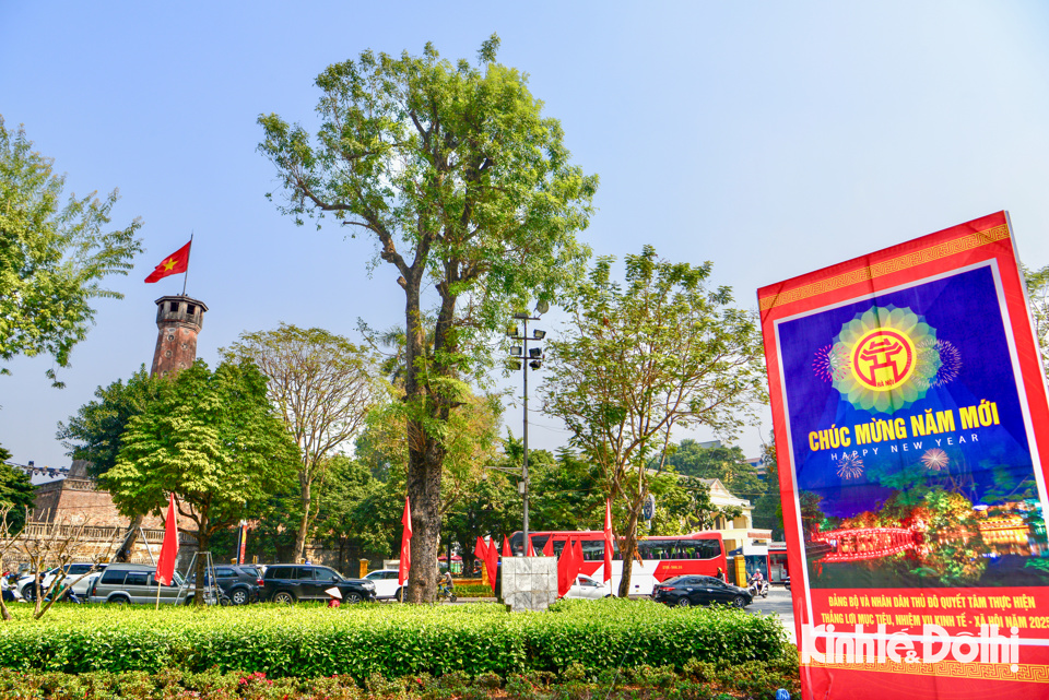 Những ng&agrave;y n&agrave;y, c&aacute;c tuyến phố tr&ecirc;n địa b&agrave;n H&agrave; Nội được trang ho&agrave;ng cờ hoa rực rỡ mừng Đảng, mừng Xu&acirc;n tạo kh&ocirc;ng kh&iacute; vui tươi, phấn khởi.