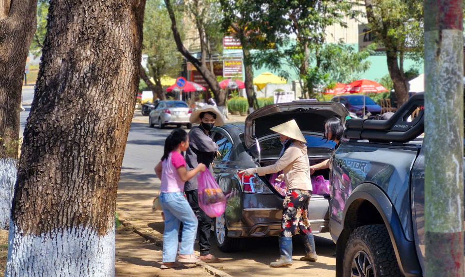 Sức mua hoa, cây cảnh thể hiện phần nào đời sống của người dân đã phục hồi tốt sau dịch bệnh.