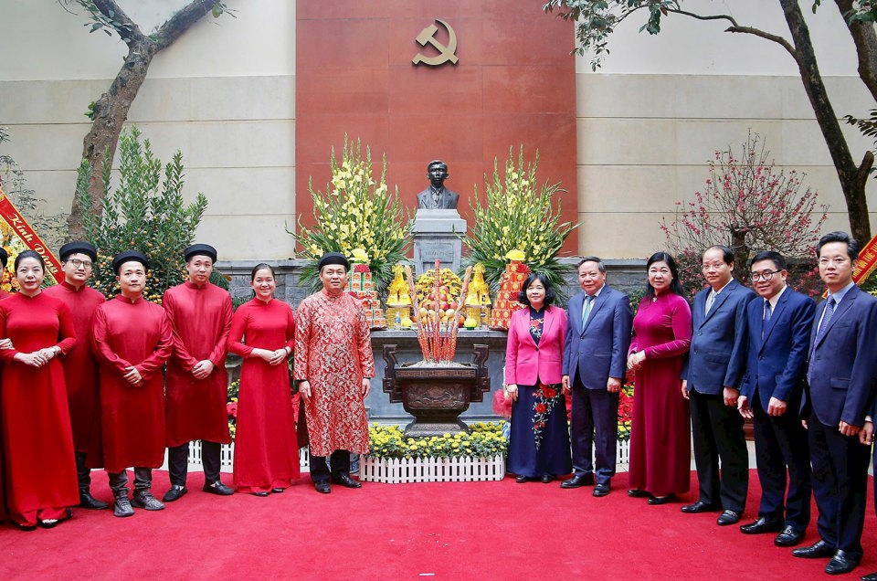 B&iacute; thư Th&agrave;nh ủy B&ugrave;i Thị Minh Ho&agrave;i v&agrave; c&aacute;c đồng ch&iacute; l&atilde;nh đạo TP H&agrave; Nội chụp ảnh lưu niệm với c&aacute;c c&aacute;n bộ, nh&acirc;n vi&ecirc;n l&agrave;m việc tại di t&iacute;ch 90 Thợ Nhuộm.