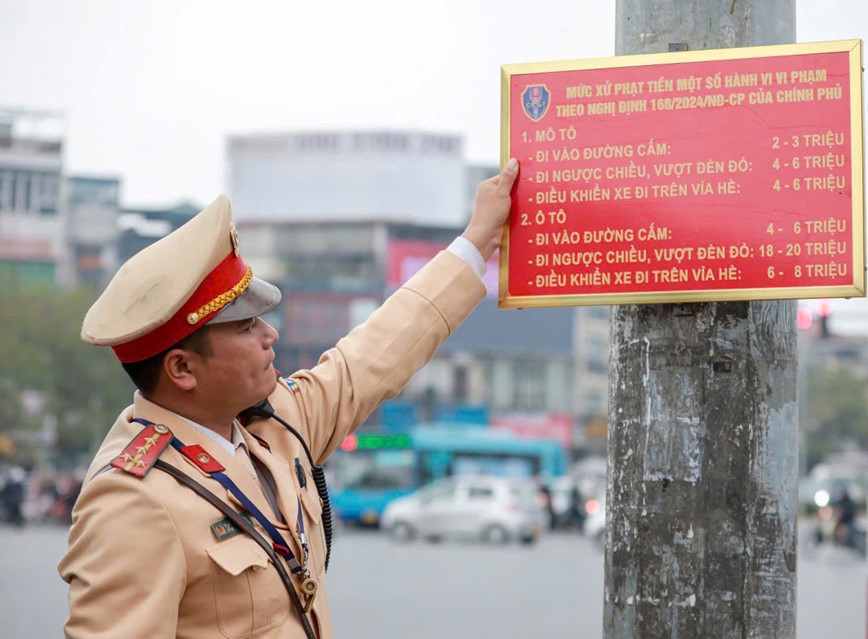 C&aacute;c mức phạt được đưa v&agrave;o biển b&aacute;o tuy&ecirc;n truyền.&nbsp;