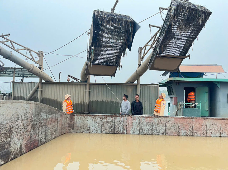 Tr&ecirc;n 2 phương tiện thuỷ đang khai th&aacute;c c&oacute; 6 đối tượng đang l&agrave;m việc.