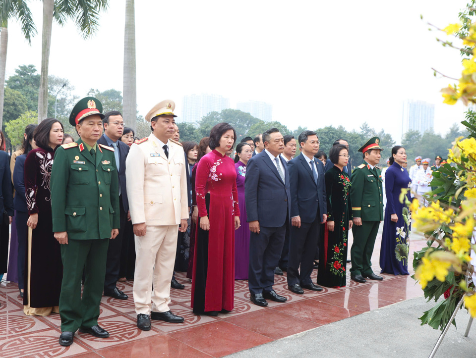 Đo&agrave;n đại biểu Th&agrave;nh ủy - HĐND - UBND - Ủy ban MTTQ Việt Nam TP H&agrave; Nội tưởng niệm c&aacute;c vị tiền bối c&aacute;ch mạng v&agrave; c&aacute;c anh h&ugrave;ng, liệt sĩ tại Nghĩa trang Mai Dịch.