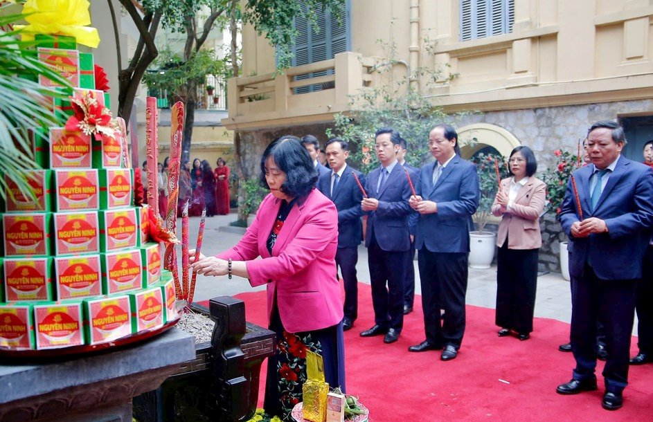 B&iacute; thư Th&agrave;nh ủy H&agrave; Nội B&ugrave;i Thị Minh Ho&agrave;i d&acirc;ng hương tưởng niệm đồng ch&iacute; Trần Ph&uacute; - Tổng B&iacute; thư đầu ti&ecirc;n của Đảng.