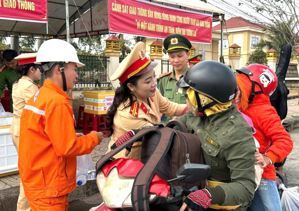 Lực lượng C&ocirc;ng an tỉnh Đắk N&ocirc;ng&nbsp;tặng nước uống, khăn lạnh, đồ ăn nhẹ cho người d&acirc;n tr&ecirc;n đường về qu&ecirc; đ&oacute;n Tết.