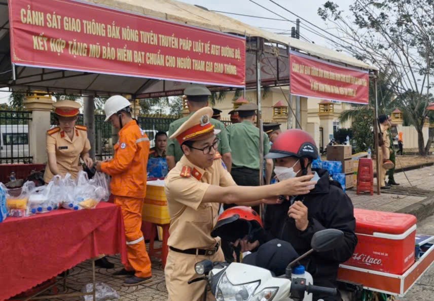 Đổi mũ bảo hiểm đạt chuẩn cho người d&acirc;n.