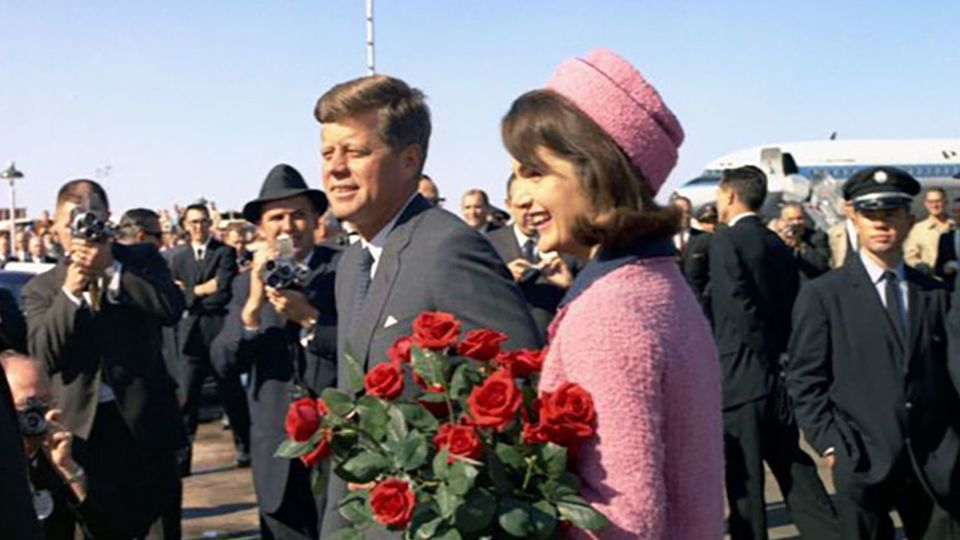 Cố Tổng thống Mỹ John F. Kennedy v&agrave; Đệ Nhất phu nh&acirc;n Jacqueline Kennedy tại s&acirc;n bay Love Field, Dallas, Texas ng&agrave;y 22/11/1963, kh&ocirc;ng l&acirc;u trước thời điểm bị &aacute;m s&aacute;t. Ảnh:&nbsp;John F. Kennedy Presidential Library and Museum