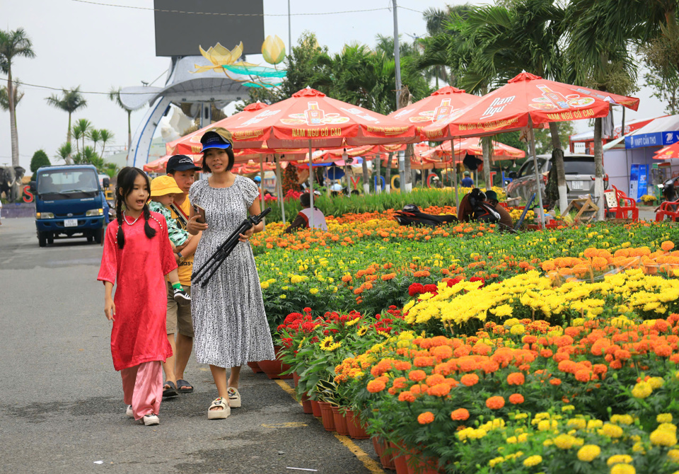 Chợ hoa xu&acirc;n c&ograve;n l&agrave; nơi thu h&uacute;t nhiều kh&aacute;ch đến check in, chụp những bộ ảnh &aacute;o d&agrave;i đ&oacute;n Tết.