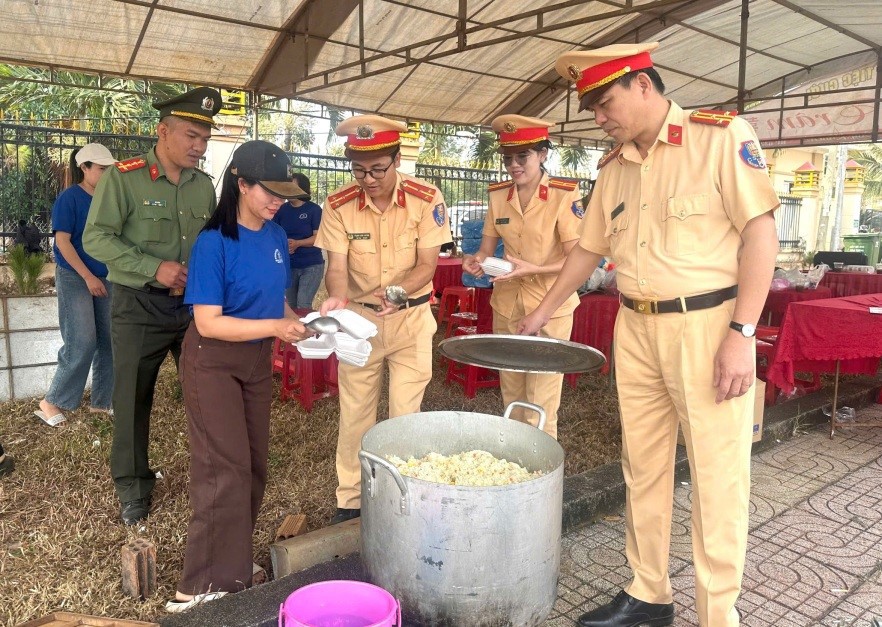 C&aacute;c hoạt động của C&ocirc;ng an tỉnh Đắk N&ocirc;ng đ&atilde; g&oacute;p phần tiếp sức cho người d&acirc;n tr&ecirc;n đường về qu&ecirc; đ&oacute;n Tết.