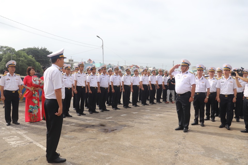 Thượng t&aacute; Triệu Thanh T&ugrave;ng - Ph&oacute; tham mưu trưởng Bộ Tư lệnh V&ugrave;ng 2 hải qu&acirc;n, Trưởng đo&agrave;n c&ocirc;ng t&aacute;c t&agrave;u Trường Sa 21 nhận nhiệm vụ trước giờ t&agrave;u khởi h&agrave;nh tại cầu cảng ng&agrave;y 1/1/2025 - Ảnh: V&acirc;n H&agrave;