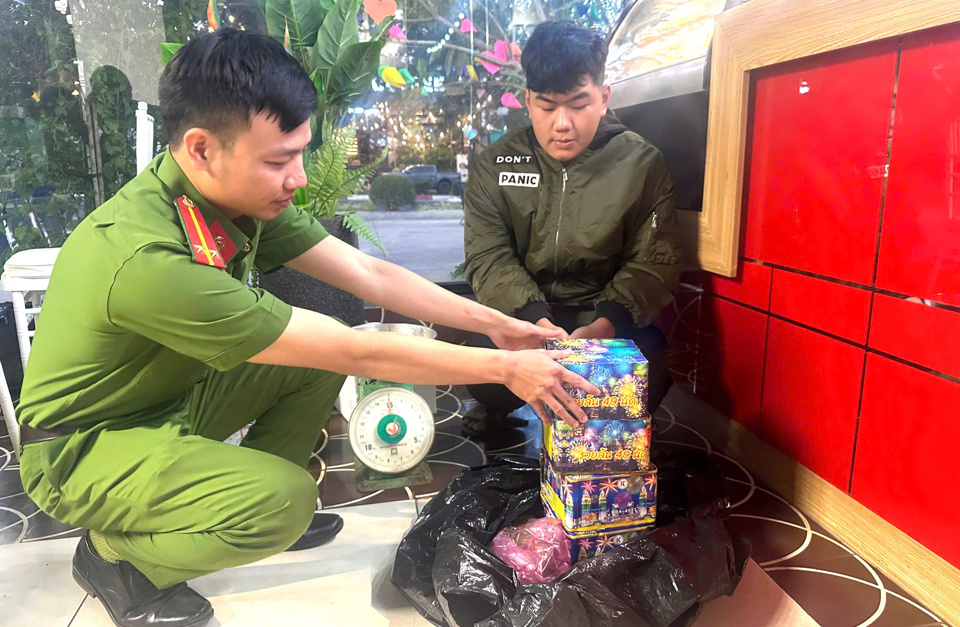 C&ocirc;ng an th&agrave;nh phố Gia Nghĩa bắt giữ đối tượng Trần Trung Hiếu c&ugrave;ng tang vật.