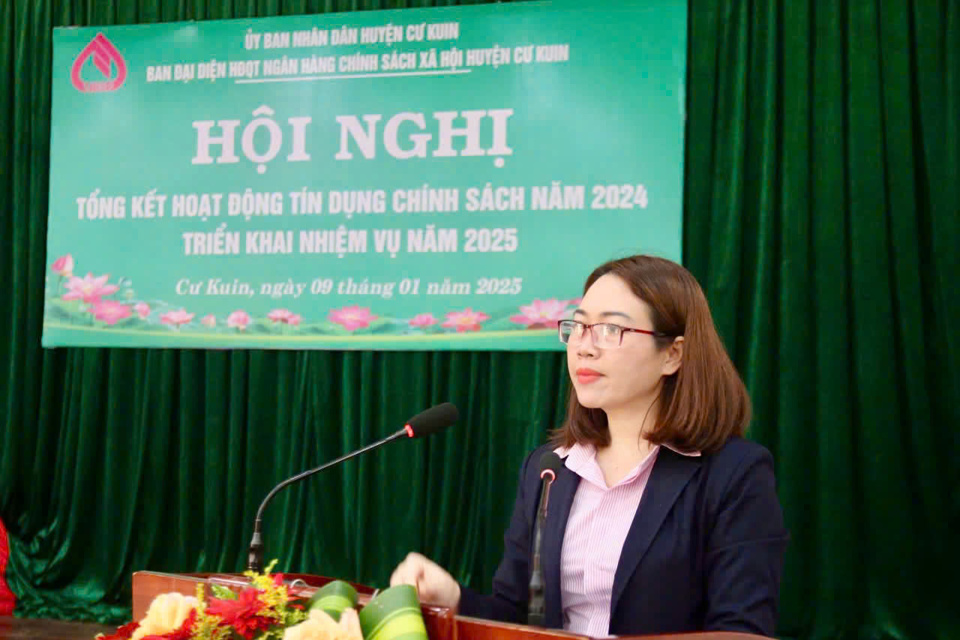 Gi&aacute;m đốc NHCSXH CN huyện Cư Kuin b&aacute;o c&aacute;o kết quả hoạt động năm 2024 v&agrave; phương hướng hoạt động năm 2025.