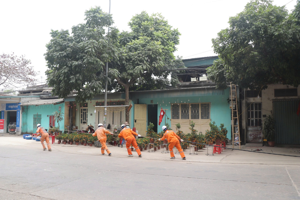 C&ocirc;ng nh&acirc;n Điện lực khu vực thị x&atilde; Bỉm Sơn - H&agrave; Trung (C&ocirc;ng ty Điện lực Thanh Ho&aacute;) thi c&ocirc;ng cải tạo lưới điện đảm bảo cấp điện phục vụ Nh&acirc;n d&acirc;n đ&oacute;n Xu&acirc;n Ất Tỵ 2025.