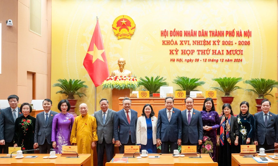 &nbsp;Chủ tịch Quốc hội Trần Thanh Mẫn c&ugrave;ng l&atilde;nh đạo th&agrave;nh phố H&agrave; Nội v&agrave; c&aacute;c đại biểu dự phi&ecirc;n khai mạc Kỳ họp thứ 20 HĐND th&agrave;nh phố H&agrave; Nội kh&oacute;a XVI, ng&agrave;y 9/12/2024.