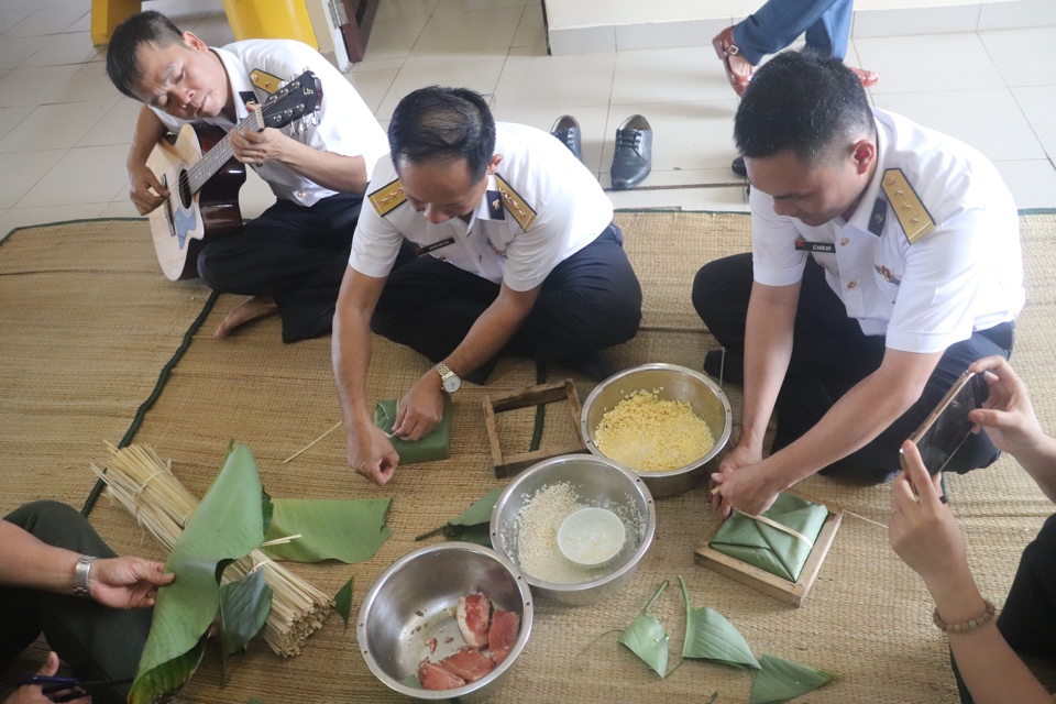 Nh&agrave; gi&agrave;n tổ chức g&oacute;i b&aacute;nh chưng đ&oacute;n Tết với đầy đủ hương vị ở đất liền - Ảnh: V&acirc;n H&agrave;