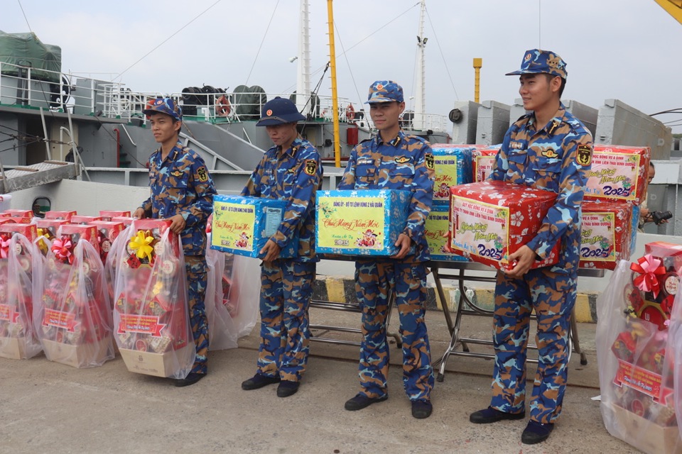 T&agrave;u mang theo c&aacute;c mặt h&agrave;ng Tết, nhu yếu phẩm theo ti&ecirc;u chuẩn&nbsp;Tết của Bộ Quốc ph&ograve;ng cho c&aacute;n bộ, chiến sĩ đ&oacute;n Tết nguy&ecirc;n đ&aacute;n (lợn, g&agrave;, gạo nếp, l&aacute; dong, đậu xanh, hoa mai, hoa đ&agrave;o, quất, mứt, b&aacute;nh kẹo...)