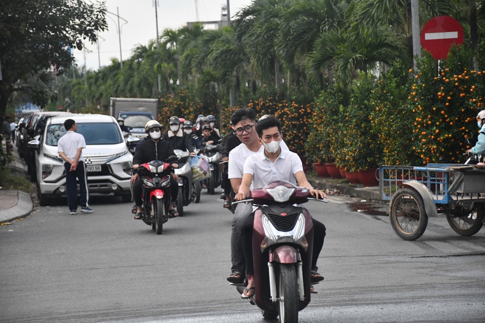 Năm nay, TP Quảng Ng&atilde;i tổ chức chợ hoa tại khu đ&ocirc; thị Ngọc Bảo Vi&ecirc;n, thay v&igrave; tổ chức dọc tuyến đường Phạm Văn Đồng như những năm trước.