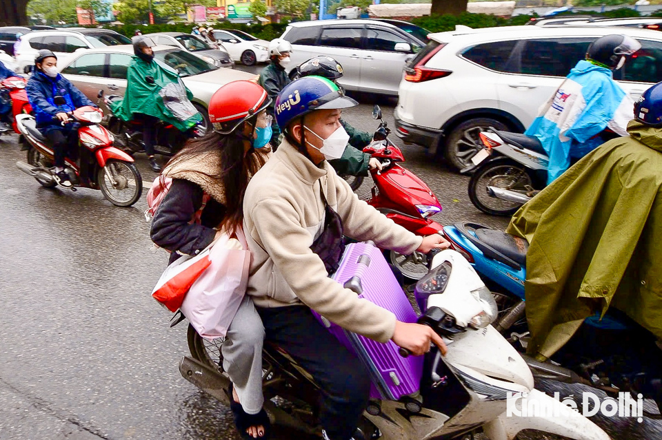 Thời tiết H&agrave; Nội c&oacute; mưa ph&ugrave;n k&eacute;o d&agrave;i khiến việc di chuyển của người d&acirc;n kh&oacute; khăn, vất vả hơn.