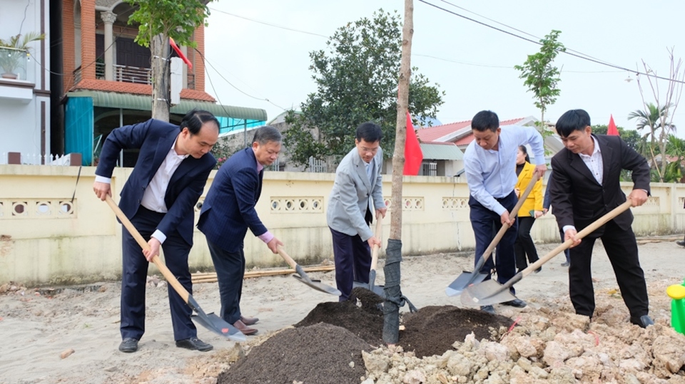 L&atilde;nh đạo huyện S&oacute;c Sơn tham gia Tết trồng c&acirc;y Xu&acirc;n Gi&aacute;p Th&igrave;n năm 2024.