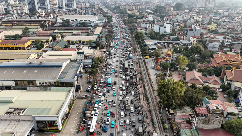 Giữa buổi s&aacute;ng, mưa tạnh, nhiều tuyến đường lại c&agrave;ng đ&ocirc;ng đ&uacute;c hơn.