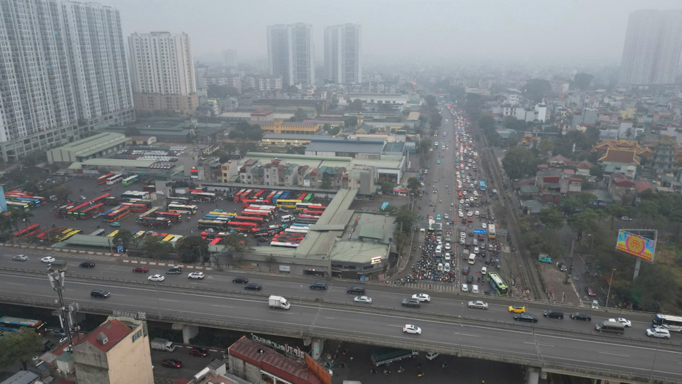 Cơn mưa đầu giờ s&aacute;ng khiến h&agrave;nh tr&igrave;nh rời Thủ đ&ocirc; trở n&ecirc;n vất vả.