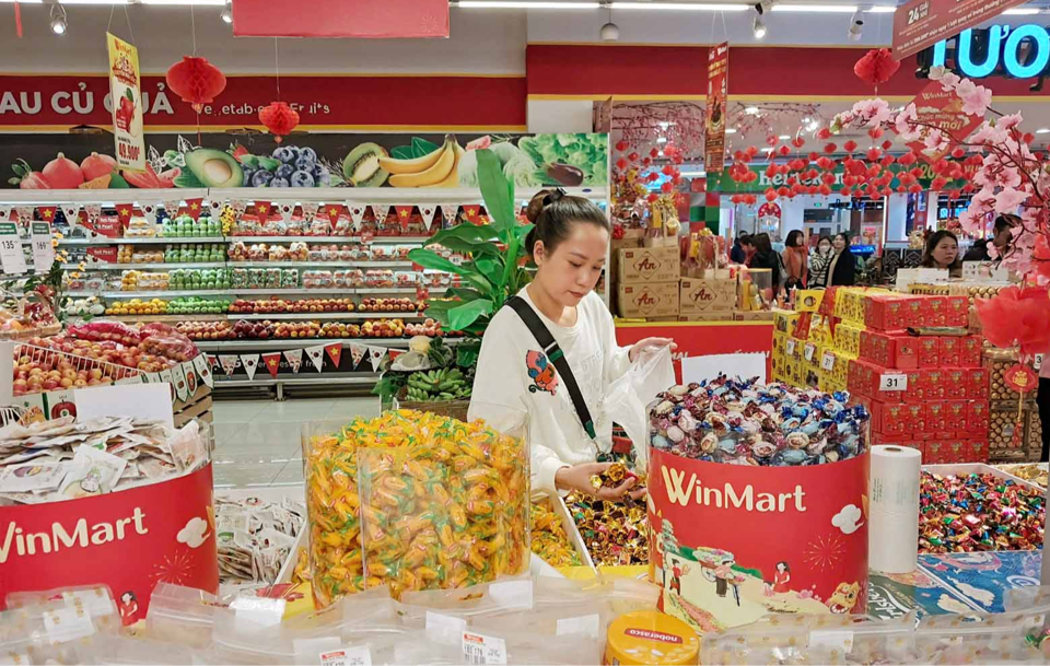 Người ti&ecirc;u d&ugrave;ng mua h&agrave;ng Tết tại si&ecirc;u thị winmart. Ảnh: Ho&agrave;i Nam