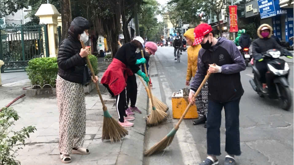 Phụ nữ tr&ecirc;n địa b&agrave;n quận Ba Đ&igrave;nh vệ sinh m&ocirc;i trường,&nbsp;thực hiện đoạn đường, tuyến phố kh&ocirc;ng r&aacute;c&nbsp;