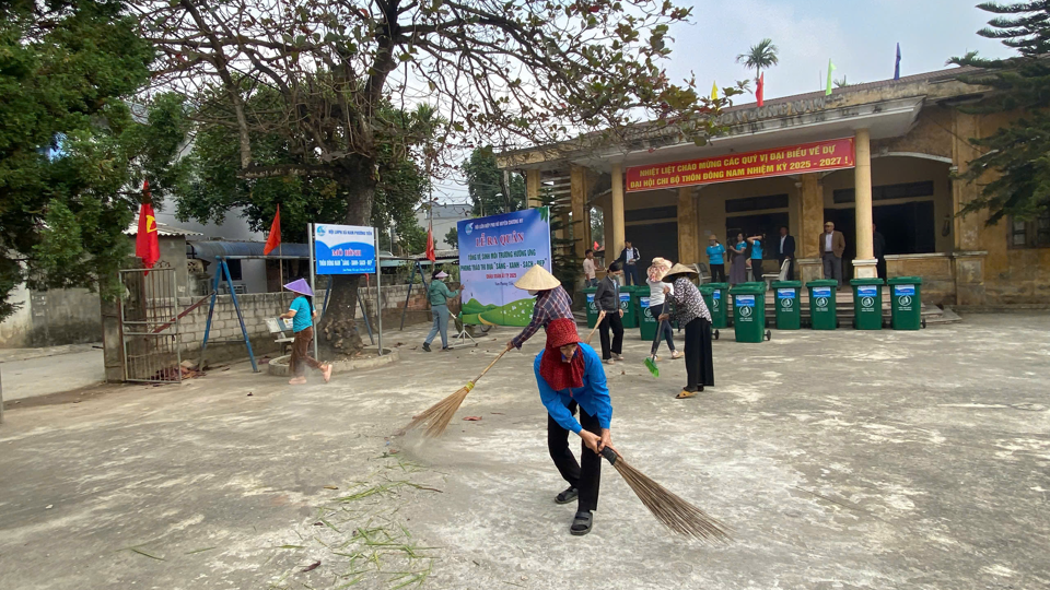 Phụ nữ huyện Chương Mỹ tham gia tổng vệ sinh m&ocirc;i trường