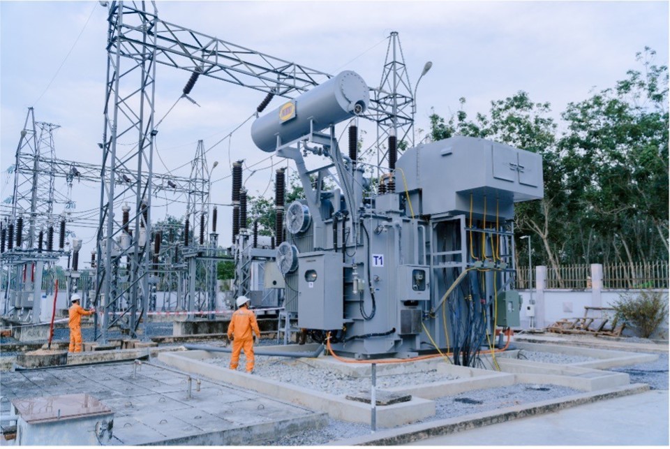 C&ocirc;ng t&aacute;c kiểm tra c&aacute;c thiết bị trước khi đ&oacute;ng điện M&aacute;y biến &aacute;p T1, Trạm biến &aacute;p 110kV Thạnh Đức.