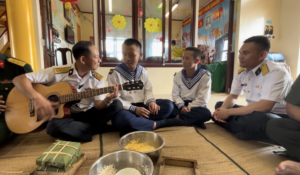 Trong kh&ocirc;ng kh&iacute; h&acirc;n hoan, c&aacute;n bộ, chiến sĩ nh&agrave; gi&agrave;n c&ugrave;ng g&oacute;i b&aacute;nh chưng v&agrave; h&aacute;t những b&agrave;i ca về l&iacute;nh nh&agrave; gi&agrave;n. M&ugrave;a Xu&acirc;n đ&atilde; về tr&ecirc;n nh&agrave; gi&agrave;n DKI theo c&aacute;ch đơn sơ m&agrave; đầm ấm như vậy