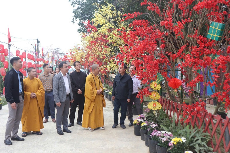 C&aacute;c lo&agrave;i hoa tượng trưng cho m&ugrave;a Xu&acirc;n được bố tr&iacute; rất đẹp mắt, lung linh, rực rỡ sắc m&agrave;u