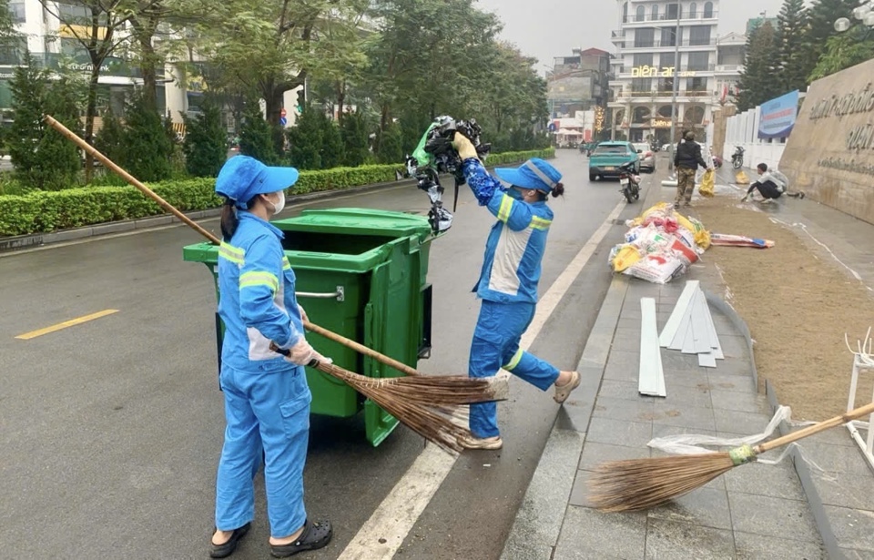 Trong dịp Tết Nguy&ecirc;n đ&aacute;n, Chi nh&aacute;nh Đống Đa tăng cường thu gom, duy tr&igrave; vệ sinh m&ocirc;i trường tr&ecirc;n c&aacute;c tuyến phố.