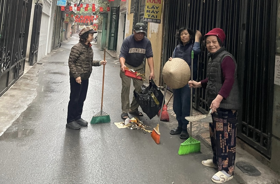 Nh&acirc;n d&acirc;n phường Quan Hoa t&iacute;ch cực tham gia dọn dẹp vệ sinh m&ocirc;i trường.